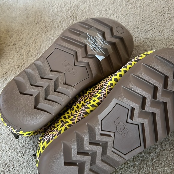 UGG Women’s Maxi Heritage Braid Clog - Picture 15 of 16